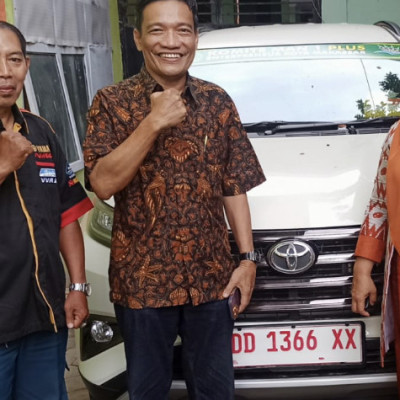 Ketua Komite Madrasah Prof. Dr. H. Ramli Umar, M.Si., melakukan penyerahan mobil operasional secara resmi kepada Kepala Madrasah Aliyah Negeri 1 Kota Makassar,