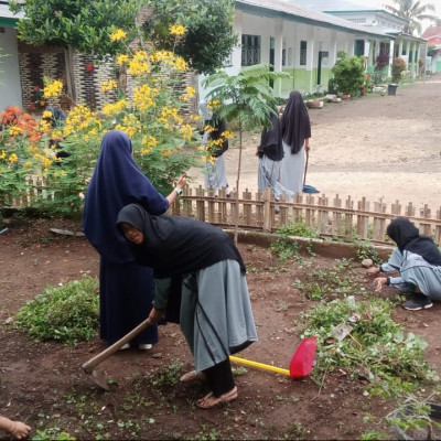 Peserta Didik Kelas IX MTs Darul Istiqamah Bulukumba Gotong royong Ciptakan Lingkungan Bersih