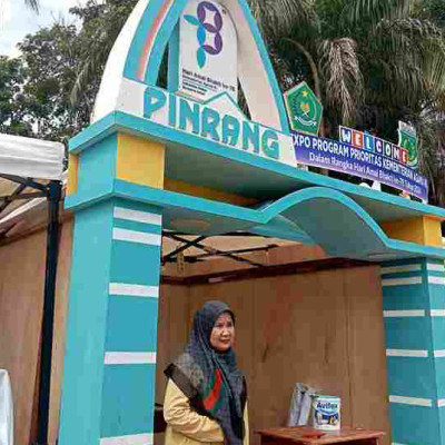 Koordinator Expo Kemenag Pinrang, Idris Muhammad Pimpin Pembenahan Stand di Lokasi Expo Pangkep