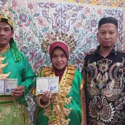 Penyuluh Agama KUA Paleteang, Ismail Tola Fasilitasi Pengambilan Buku Nikah Hasil Sidang Isbat di Mall Pelayanan Publik Kab. Pinrang