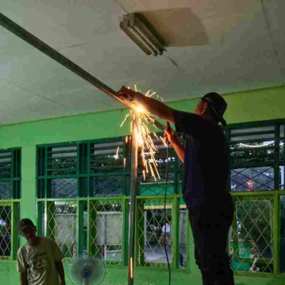 Pembuatan Sekat Ruang Kelas MTsN Pinrang; Solusi Inovatif Atasi Keterbatasan Ruang