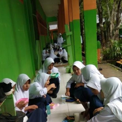 Galakkan Pola Sehat, Siswa MTs Al-Huda Mannaungi Sarapan Bersama di Kelas