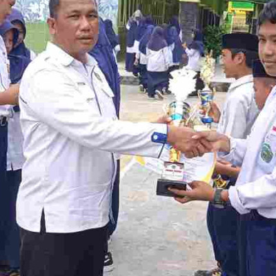 Penyerahan Sertifikat dan Tropy Lomba Porseni Antar Kelas MTsN Pinrang