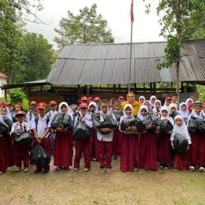 Komunitas Yayasan Peka Peduli Sulawesi Sambangi MIS As'adiyah Kindang di Tengah Hujan Deras