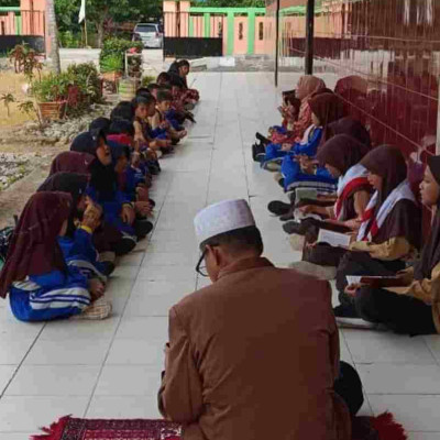 Perkokoh Pondasi Keagamaan Siswa, Penyuluh Agama Gelar Bimbingan di UPT SDN 193 Tosulo