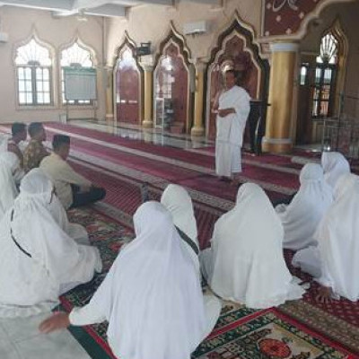Calon Jamaah Haji Watang Pulu Dibimbing Praktek Langsung Pakai Kain Ihram