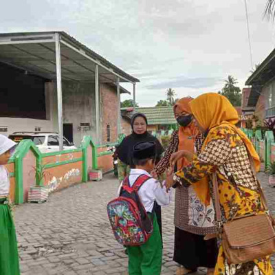 Tumbuhkan Kebiasaan dan Keteladanan yang Baik, Guru MIN Pinrang Sambut Siswa di Gerbang Madrasah