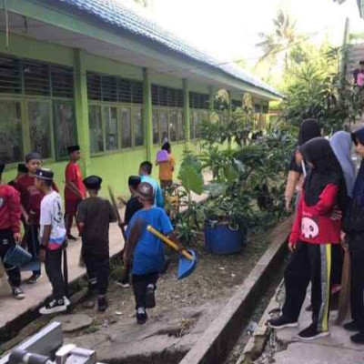 Antisipasi Musim Hujan, Siswa MTsN Pinrang Gelar Kerja Bakti Bersama Staf dan Guru