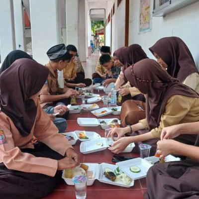Jumat Berkah di MTs DDI Labukkang, Guru dan Siswa Makan Bersama