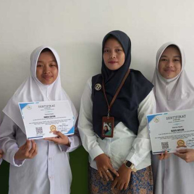 4 Santri MTs DDI Lil Banat Raih Juara pada Kompetisi Quizizz Pelajar Nasional Online