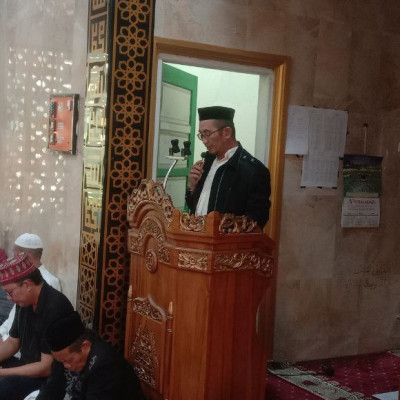 Kepala KUA Timur Beri Sambutan pada Peringatan Isra Mikraj di Masjid Ummul Hj. Mondeng