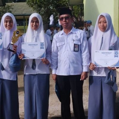 Menginspirasi Melalui Prestasi: MAN 3 Bone Apresiasi Siswa dan Pembina dalam Upacara Bendera