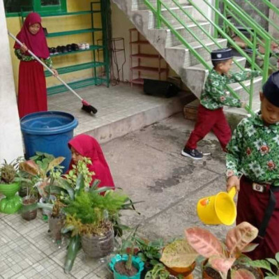 Bentuk Karakter, Tendik MIN 8 Bone Awasi Piket Kelas Peserdik