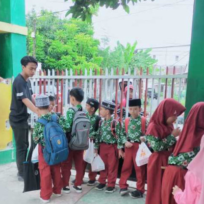 Pengawasan Ketat Peserta Didik MIN 8 Bone Saat Jam Pulang Sekolah