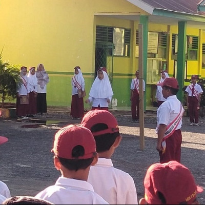 Lagu Mars Madrasah Menggelora Di Lapangan Upacara MIN 1 Bone