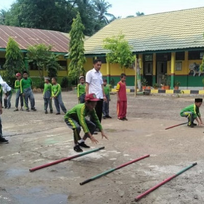 Peserta Didik MIN 1 Bone Pratekkan Lompat Katak Dengan Seru