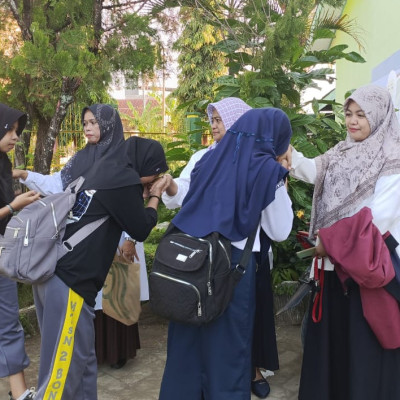 Kebaikan di Gerbang MTsN 2 Bone: Guru Sambut Siswa dengan Hangat