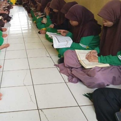 Peserdik MIN 8 Bone Bersekutu dalam Yasinan di Teras Kelas