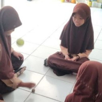 Siswa Kelas IV MIN 2 Bone Melakukan Permainan Tradisional "Mabbengkele"