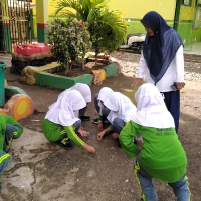 Suasana Baru Belajar Matematika Peserta Didik MIN 1 Bone Manfaatkan Kerikil Kecil