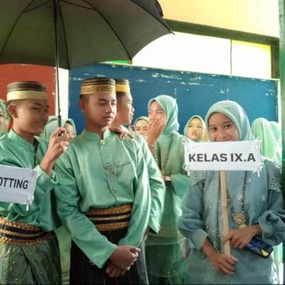 Momen Tak Terlupakan di MTsN 2 Bone: Aula Madrasah Jadi Saksi 'Pernikahan' Siswa