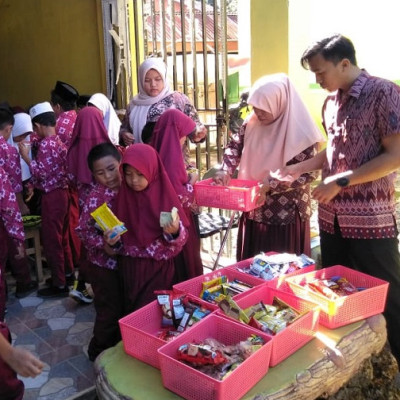 Hiruk Pikuk Peserta Didik MIN 1 Bone Di kantin Madrasah Saat Jam Istrahat