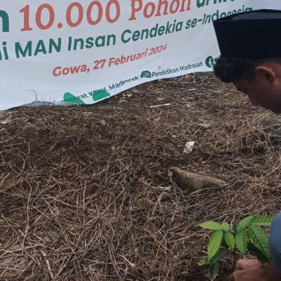 Civitas Academica MAN IC Gowa  Hijaukan Madrasah, Tanam 10000 Pohon