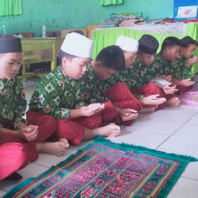 Sholawat Awali Hari Peserdik MIN 8 Bone