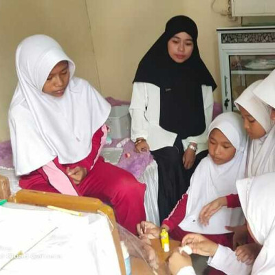 Guru MIN 7 Bone Siap Siaga Dampingi Dokcil Saat Tangani Pasien 