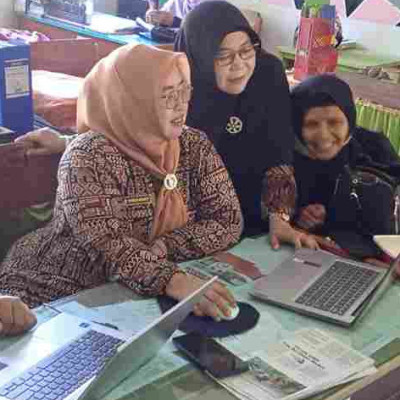 Empat Guru MTsN Pinrang “Bertempur” Dengan Laptop: Sebuah Cerita Dedikasi dan Harapan