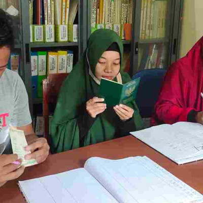 Tertib Administrasi KUA Batulappa: Pasangan M. Trihardiman Dan Nurul Hidayah Terima Buku Nikah