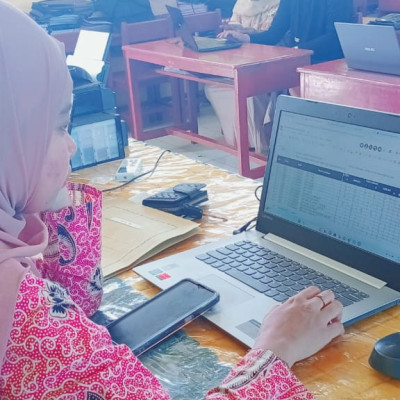 Antusiasme Operator EMIS: Langkah Proaktif dalam Merekap Data Peserdik di MIN 6 Bone