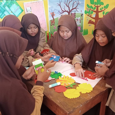 Antusias Peserta Didik MIN 6 Bone Membuat Mading