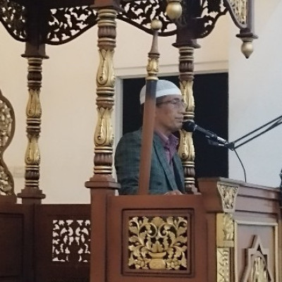 Kakan Kemenag Pangkep Shalat Tarawih Pertama di Masjid yang Diwakafkan Keluarga Hj. Hasniati Sahid