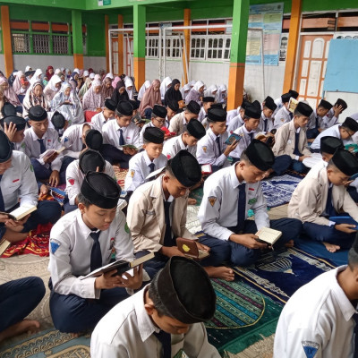 MTs As'adiyah Uloe Gelar One Day One Juz untuk Meningkatkan Literasi Al-Qur'an Siswa