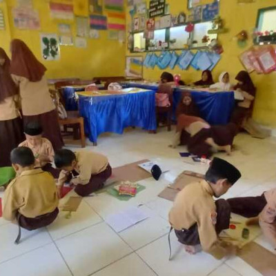 Peserdik Kelas IV A MIN 7 Bone Menyulap Kertas Warna Menjadi Media Edukatif