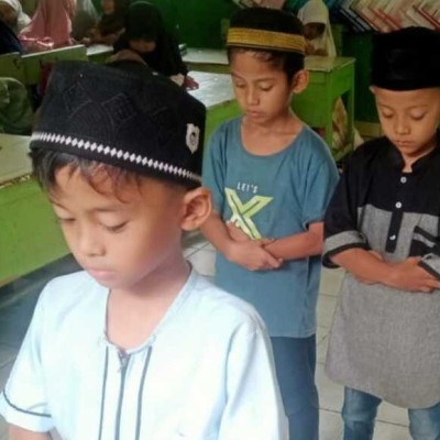 Amalia Ramadhan: Guru MIN 8 Bone Mengajarkan Tata Cara Sholat