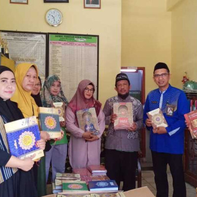 Berkah Ramadan, MI DDI Kampung Baru Terima 135 Wakaf Mushaf Al Qur’an  