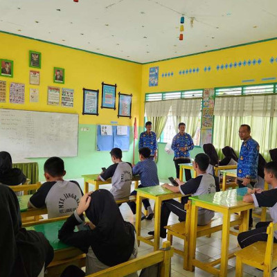 Wakamad Humas dan Wakamad Kesiswaan MTsN 3 Bone Berikan Motivasi di Sekolah Wilayah KKM