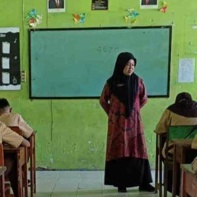 Syahruni Waris, Guru IPS Terpadu MTsN Pinrang Mengawas Asesmen di Ruang  V Hari Ke Empat Asesmen Madrasah