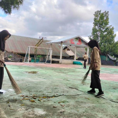Siswa MTsN 3 Bone Bersihkan Halaman Kampus Sebelum Ujian Asesmen Madrasah