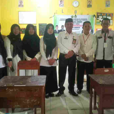 Kasi Penmad Kemenag Pinrang, Ramli Alias Monitoring Hari Pertama Pelaksanaan Asesmen Madrasah Berbasis Andoid di MI DDI Awang-Awang