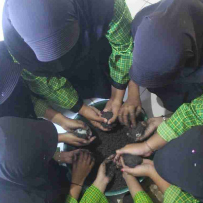 Siswa Kelas IX MTs Darul Ulum Ath-Thahiriyah Paladang Gelar Ujian Praktek Pembuatan Telur Asin