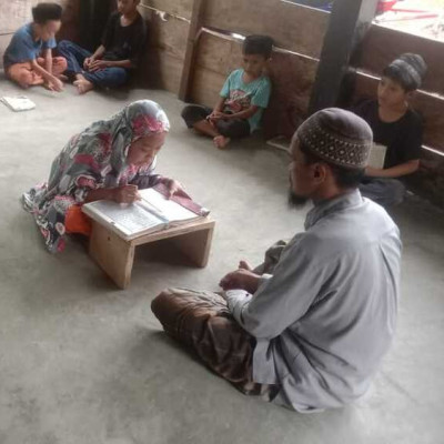 Penyuluh Agama Islam KUA Kec. Amali Melaksanakan Bimbingan Membaca Al-Qur'an di Kelompok Binaan