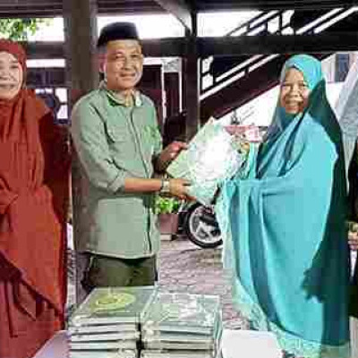 Ketua Sanggar Iqro Pasar Sore Kampung Jaya Pinrang Terima Wakaf Al Quran dari Warga Pinrang