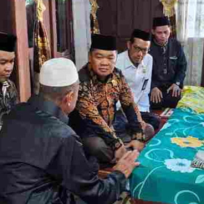 Kakan Kemenag Pinrang Melayat ke Rumah Duka Almarhum AG. KH. Salim Umar, Imam Besar Masjid Agung Al Munawwir