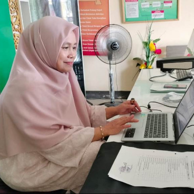 Staf Administrasi KUA Awangpone, Najmiah Melaksanakan Scan Surat Masuk untuk Pengoperasian Aplikasi SRIKANDI