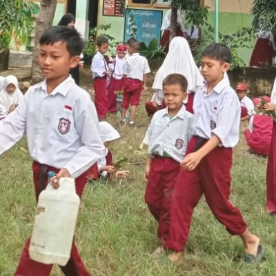 Hari Kedua Matsama, Peserta Didik Baru MIS Laikang Fokus pada Penataan Lingkungan Madrasah