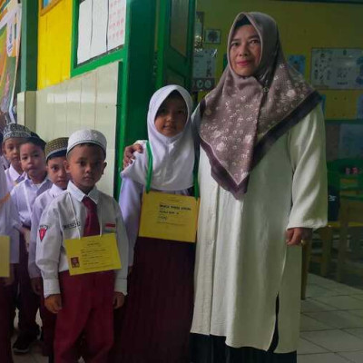 Wali Kelas 1.A MIN 8 Bone, Kenalkan Murid Baru dengan Kalungan Identitas