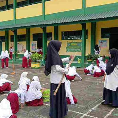 Antusiasme Tinggi di MIN 6 Bone: Bersihkan Madrasah demi Lingkungan Sehat dan Aman bagi Belajar